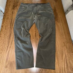 KUHL Men’s Revolvr Hiking Pants Dark Green Size 40x32 Outdoor Comfort